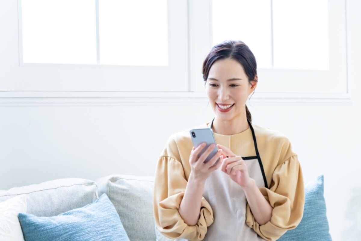 スマホを触る女性