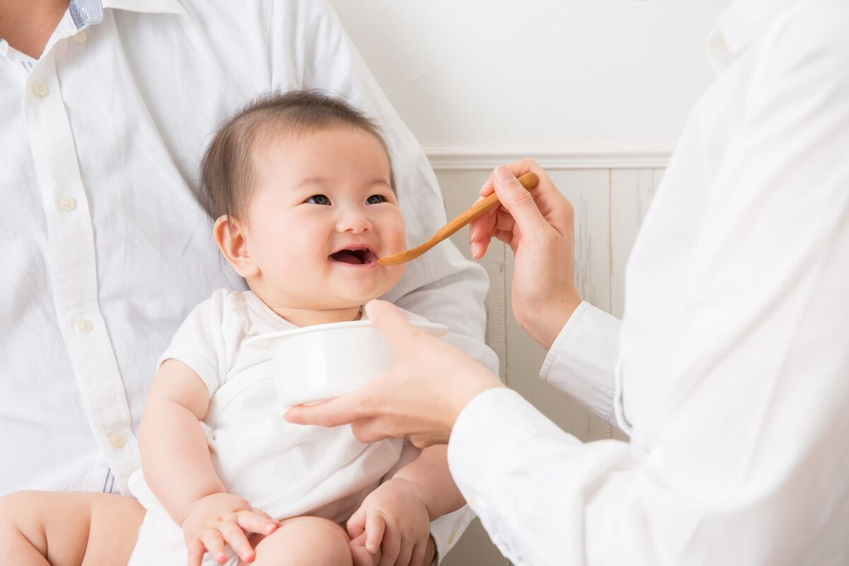 離乳食を食べる赤ちゃん