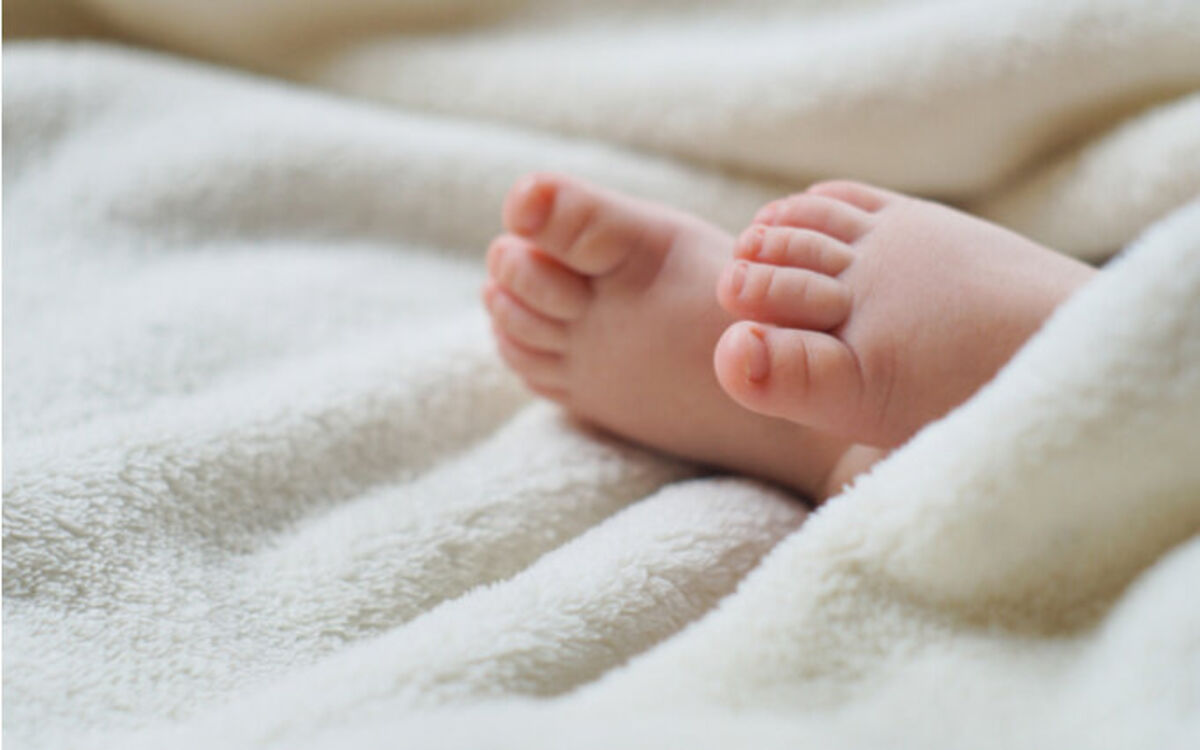 赤ちゃんの足とふわふわのタオルの画像