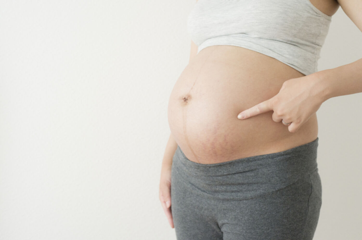 市販の妊娠線予防クリームおすすめ8選！後悔しないための選び方と効果的な塗り方の画像