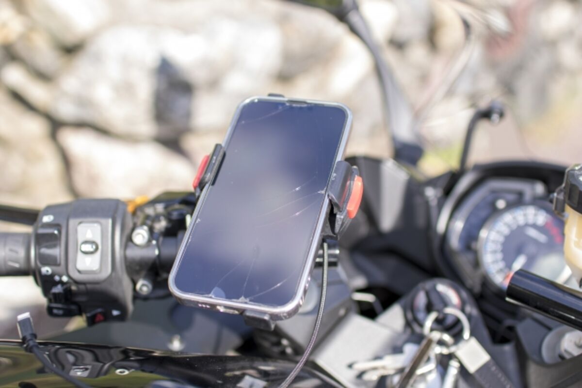 バイクにスマホを設置している