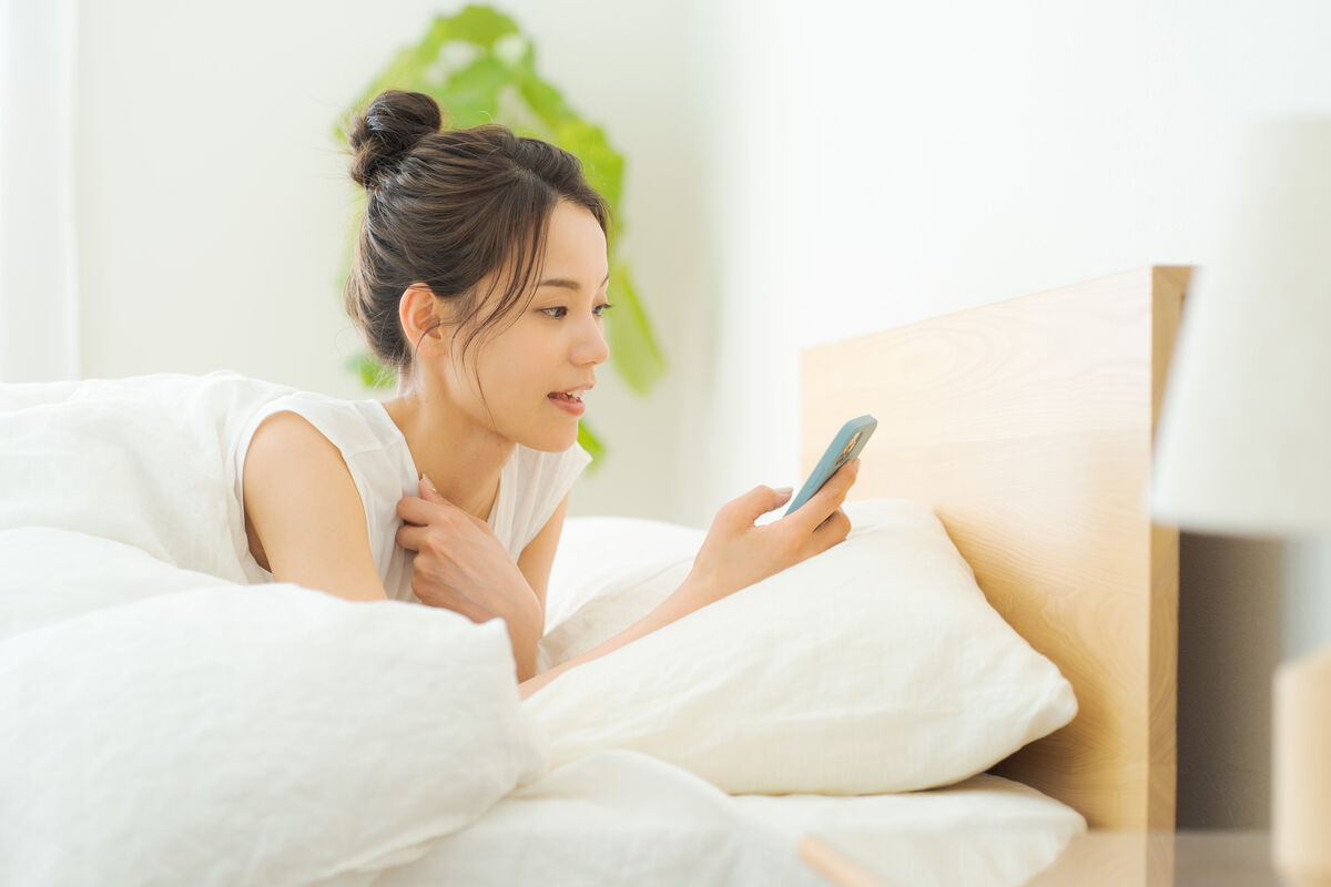 スマホを持つ女性