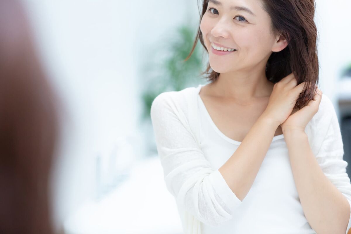 鏡を見る女性