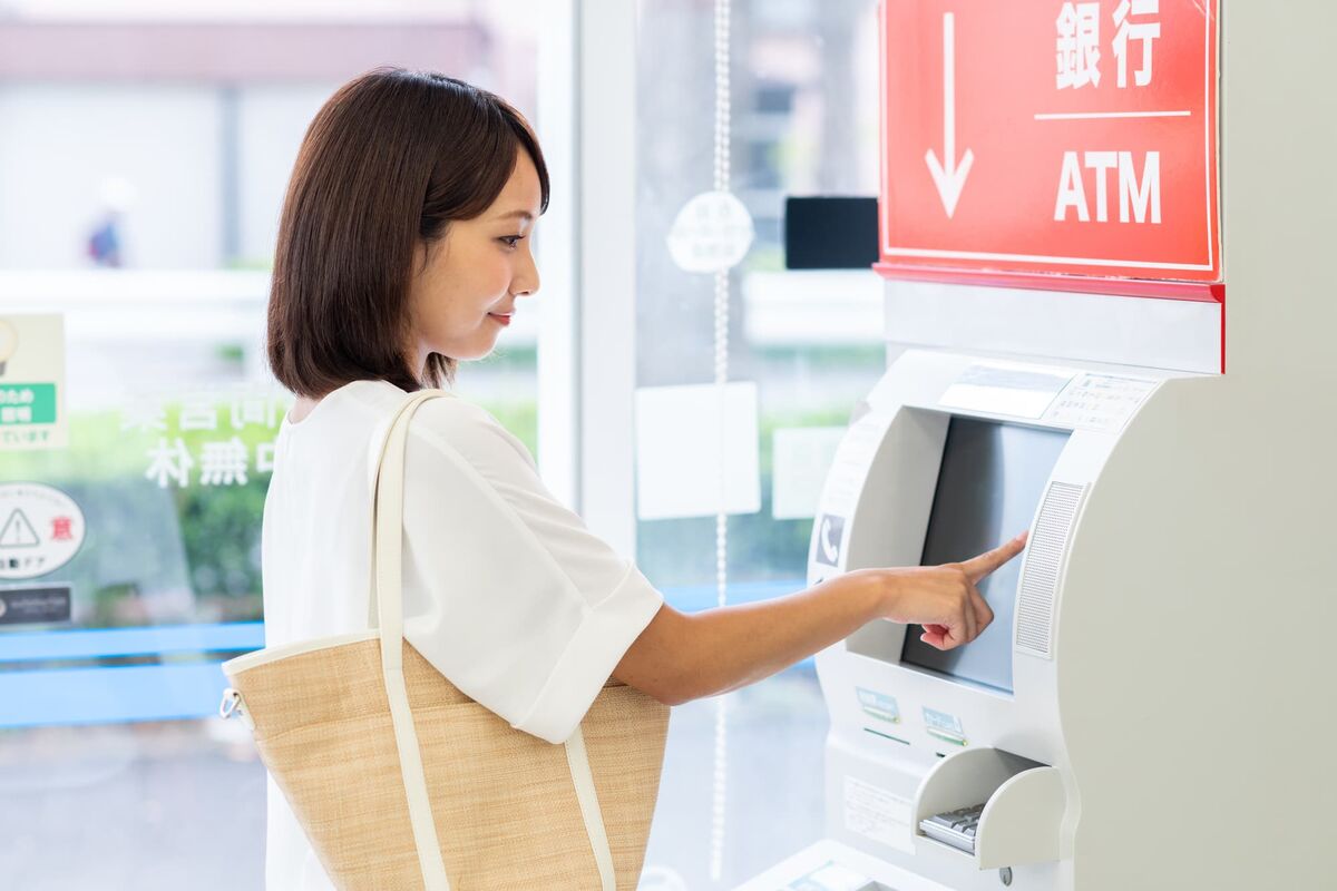 ATMを使う女性