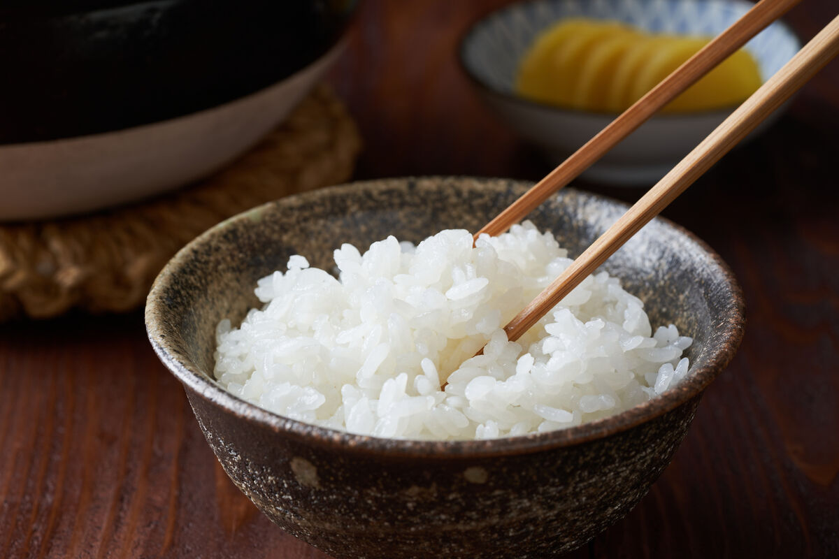 お米を食べる様子