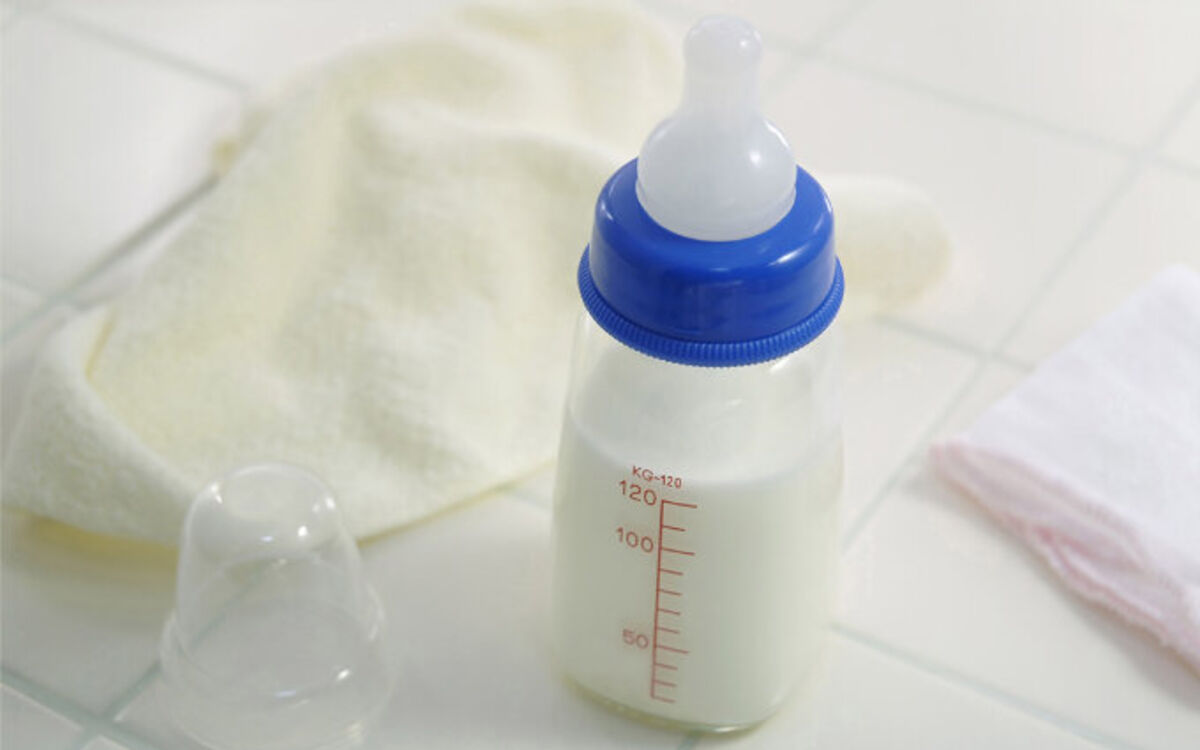 ミルクが入った哺乳瓶とタオルが置いてある画像