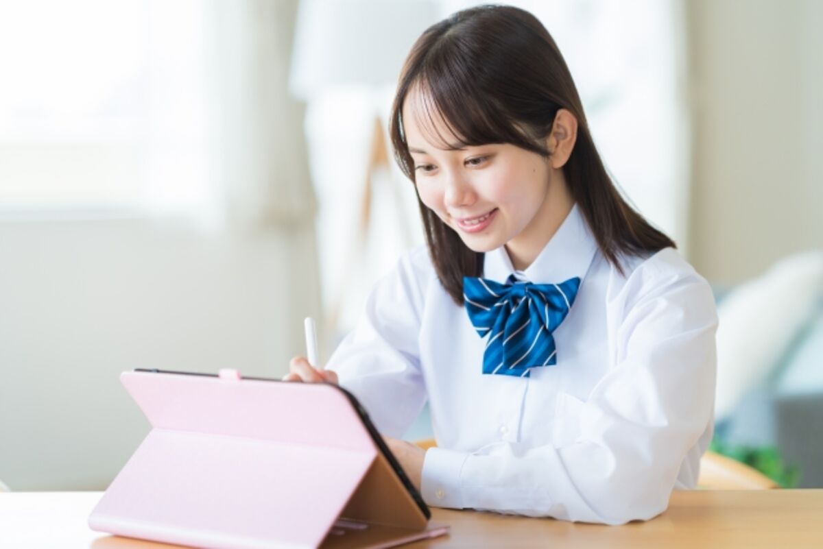タブレットで勉強する女子高生