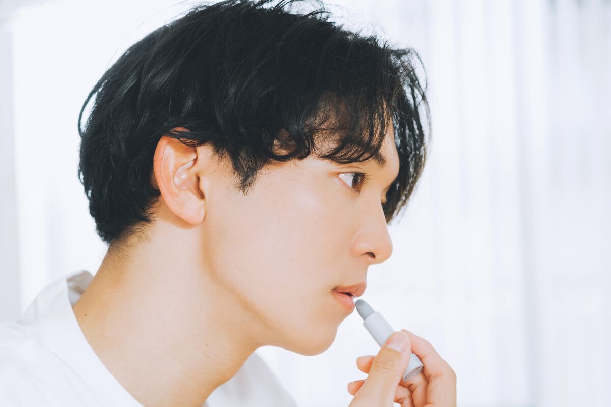 リップを塗る男性