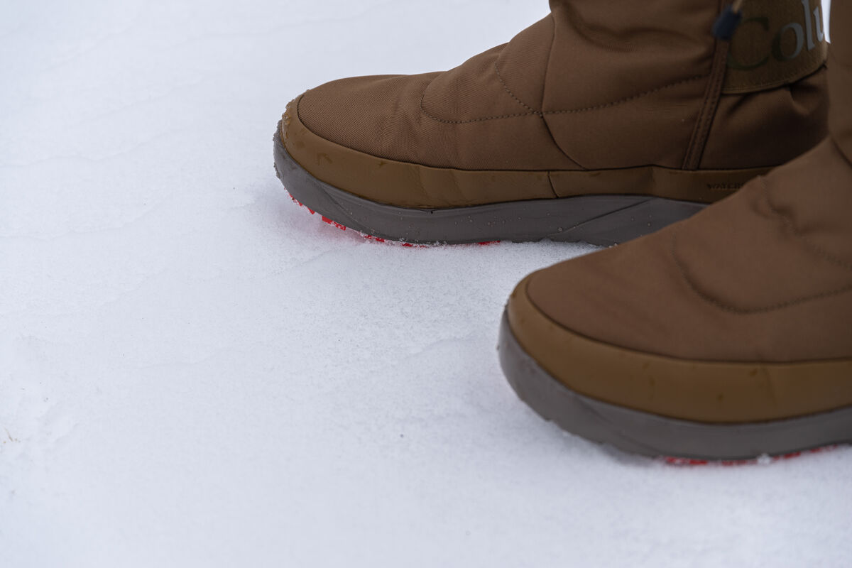 スノーブーツを履いている人の足元