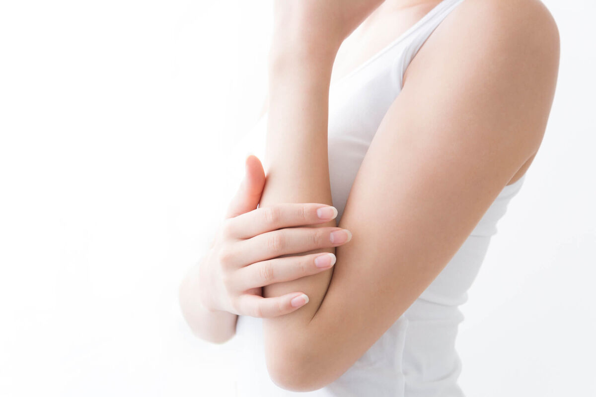 肌のかゆみを気にしている女性