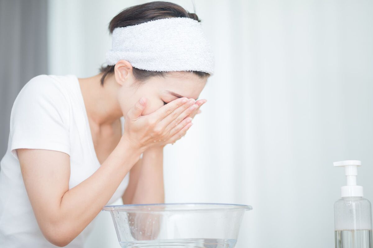 化粧落とす女性