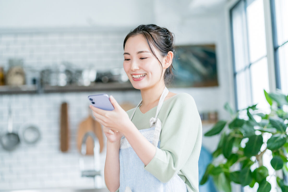スマホで調べる女性