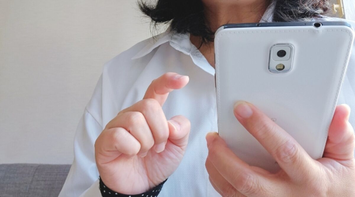 スマホを操作する女性
