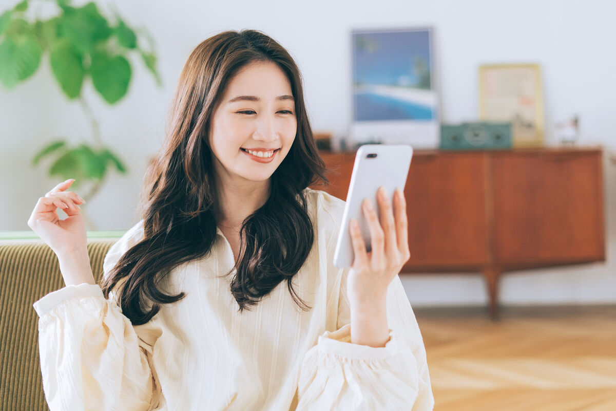 スマホを持つ女性