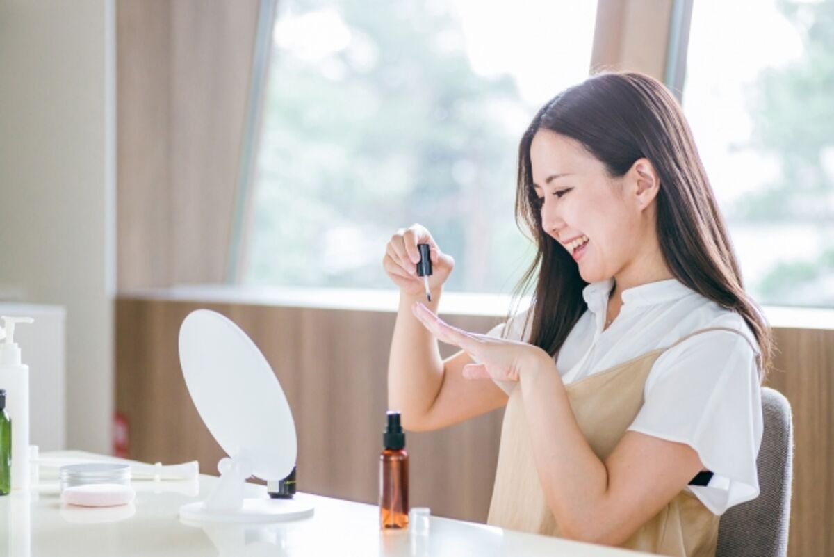 ネイルチップをつける女性