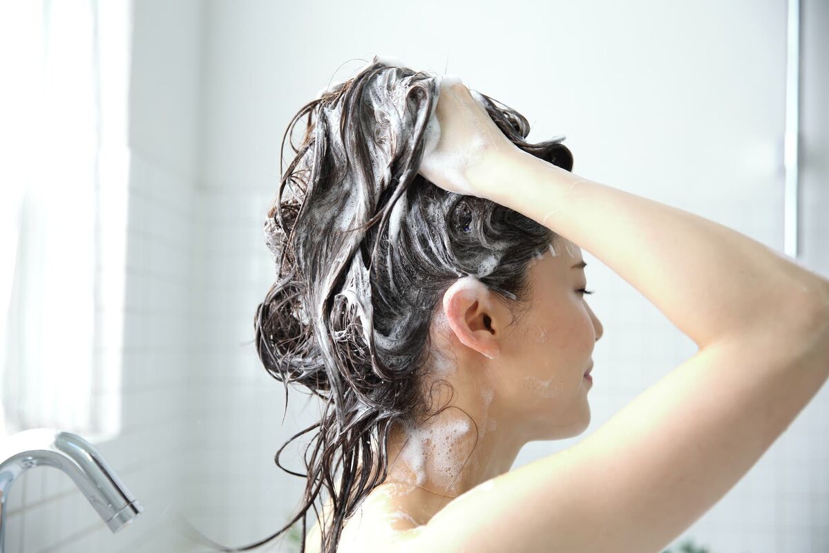 シャンプーをしている女性