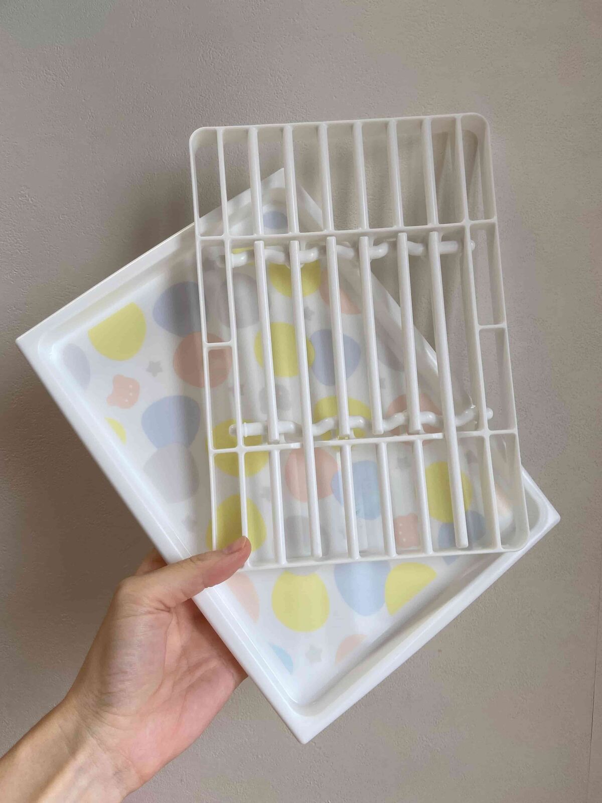 すのこが外せて洗いやすい哺乳瓶水切りトレー