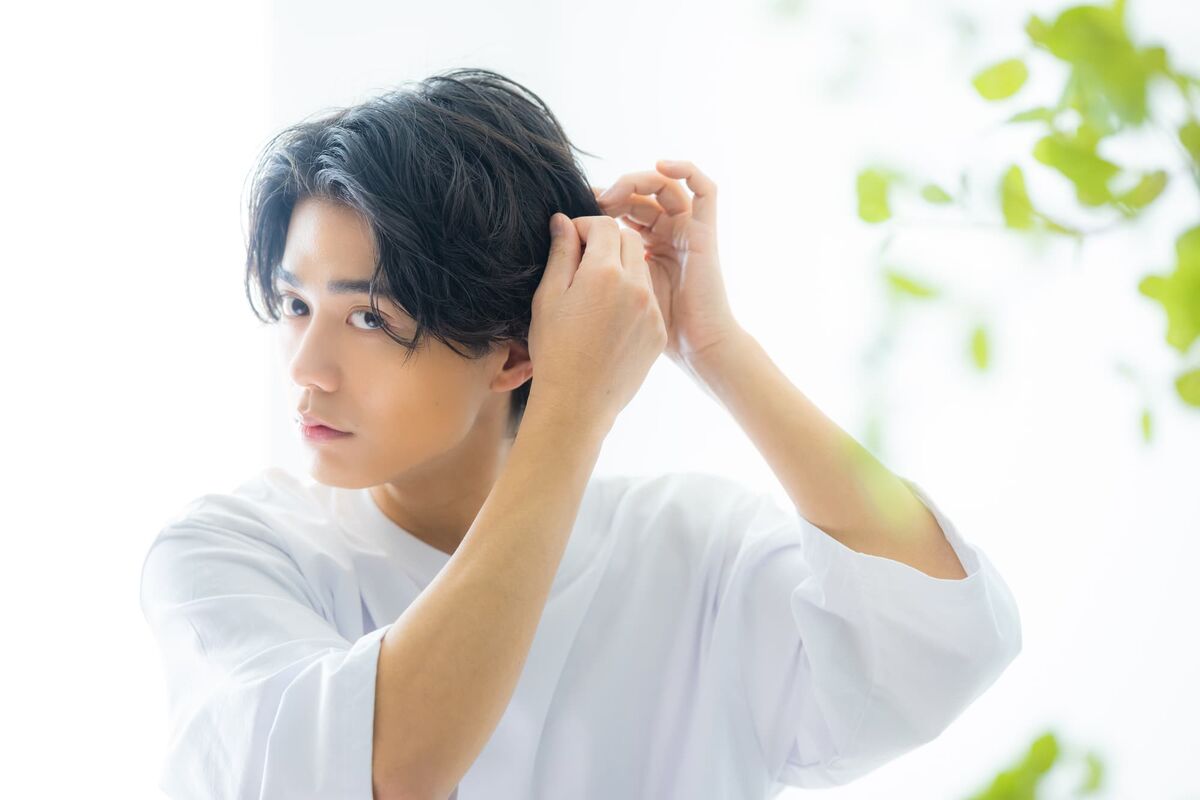 ヘアセットする男性