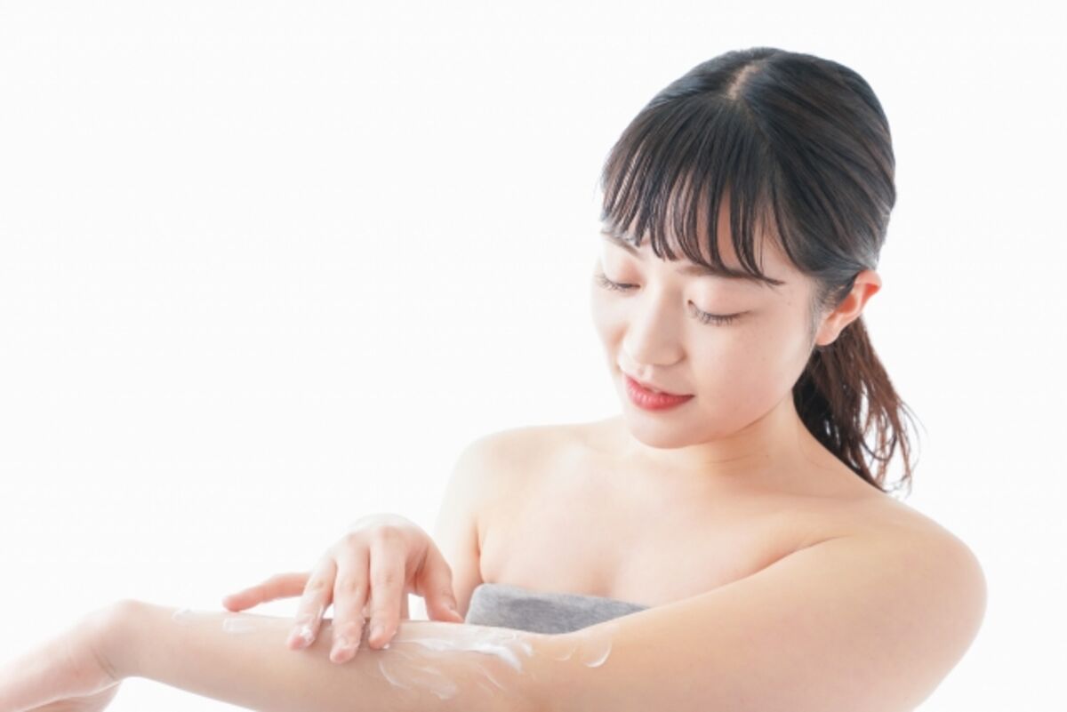 肌にクリームを塗る女性