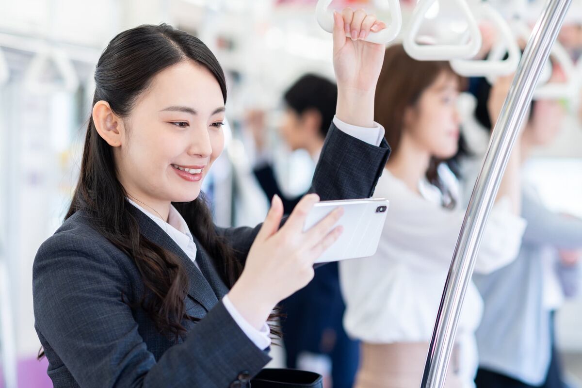 スマホを見る女性