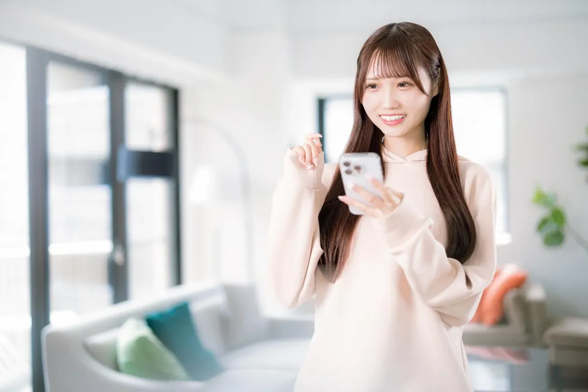 確認する女性