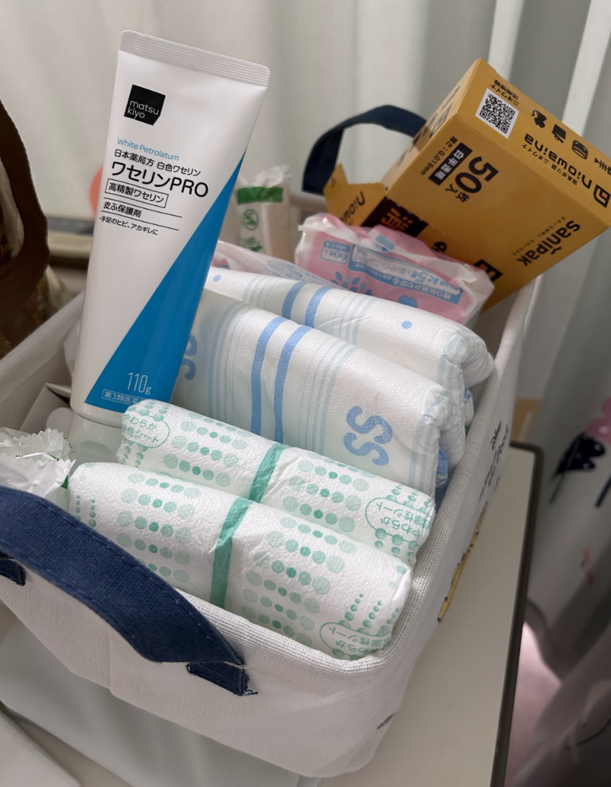おしりふきのセットにワセリンが入っている様子