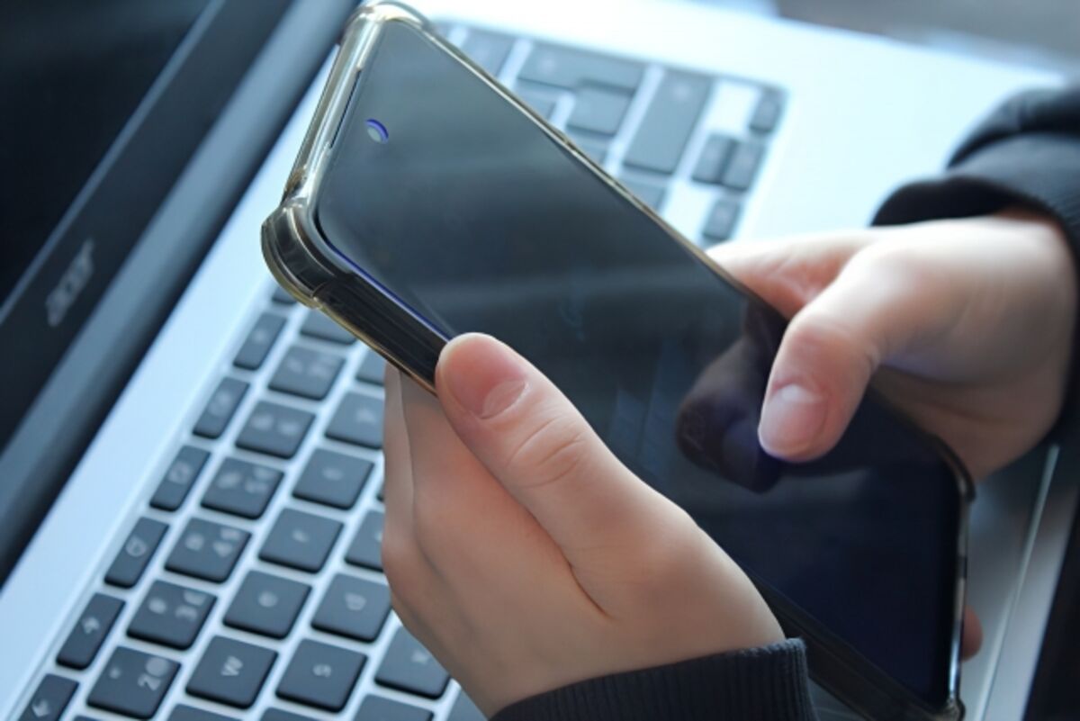 スマホを操作する手元