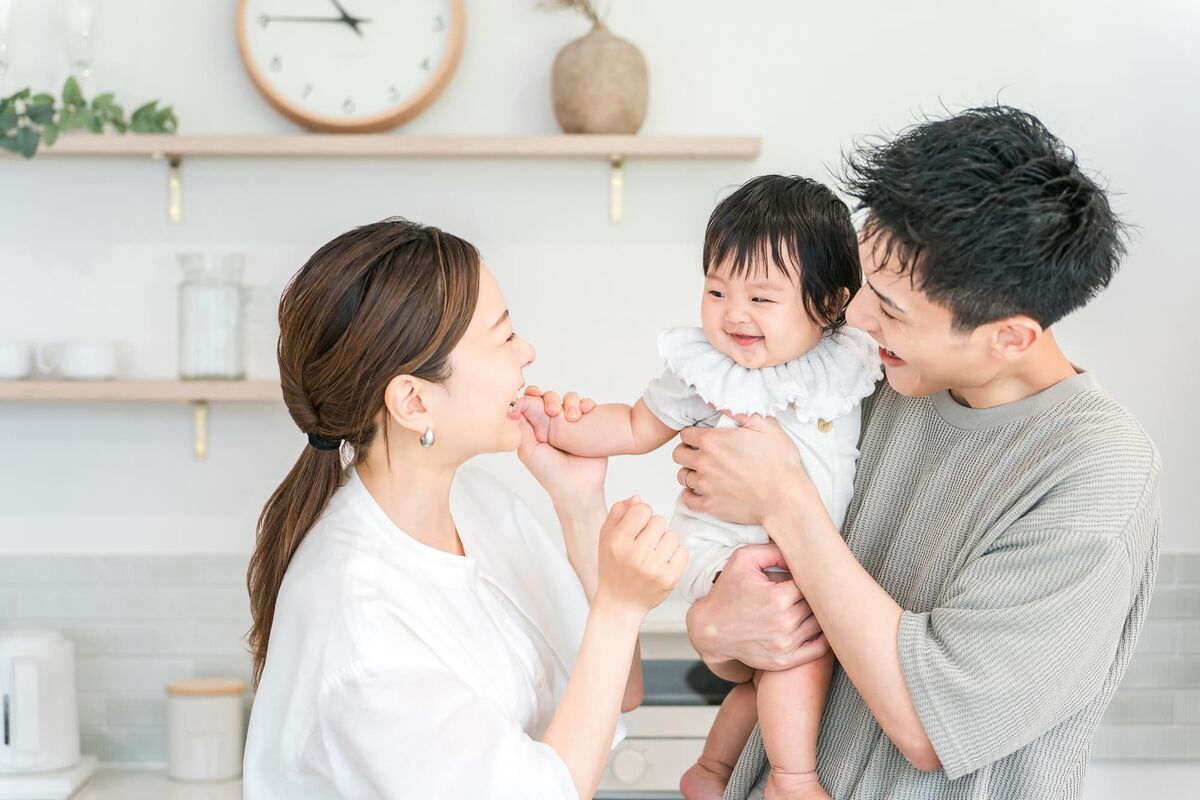 赤ちゃんを見守る夫婦