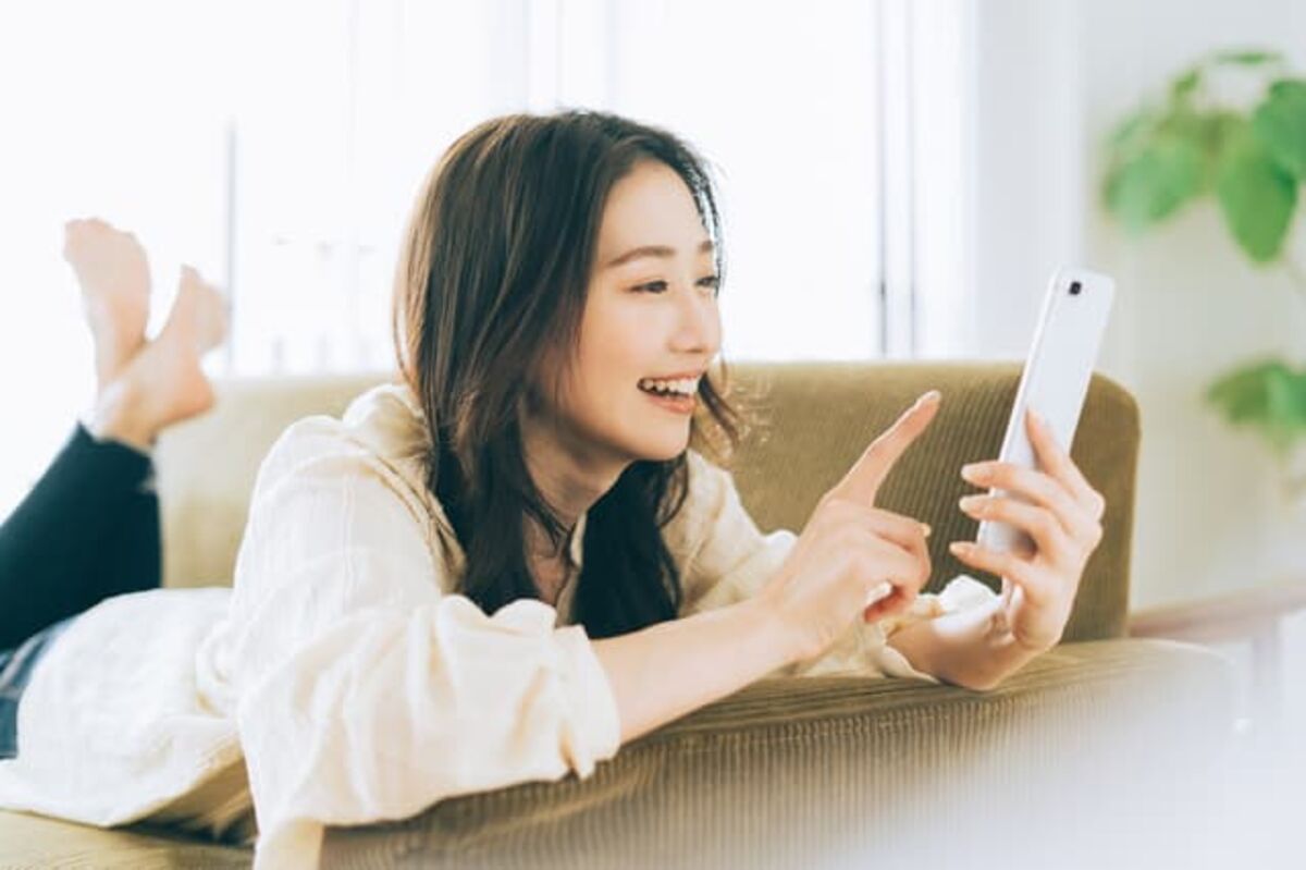 スマホで遊ぶ女性
