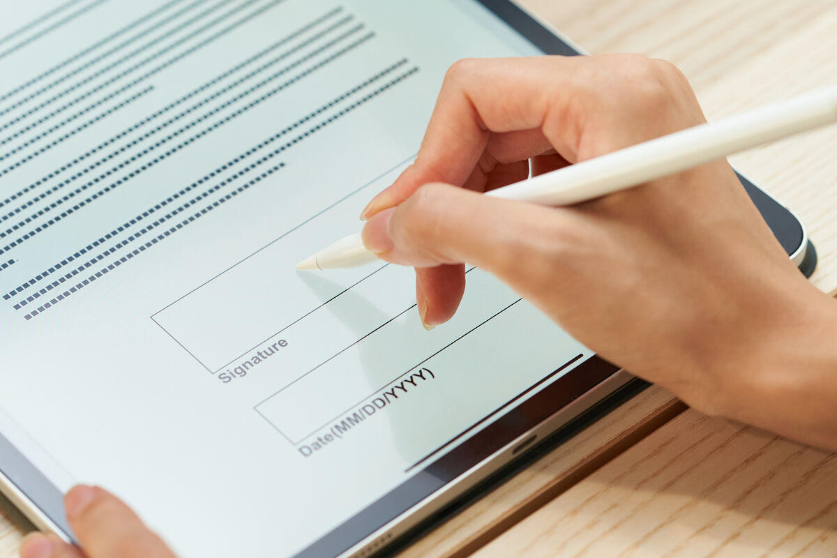 電子契約をサインしている画像