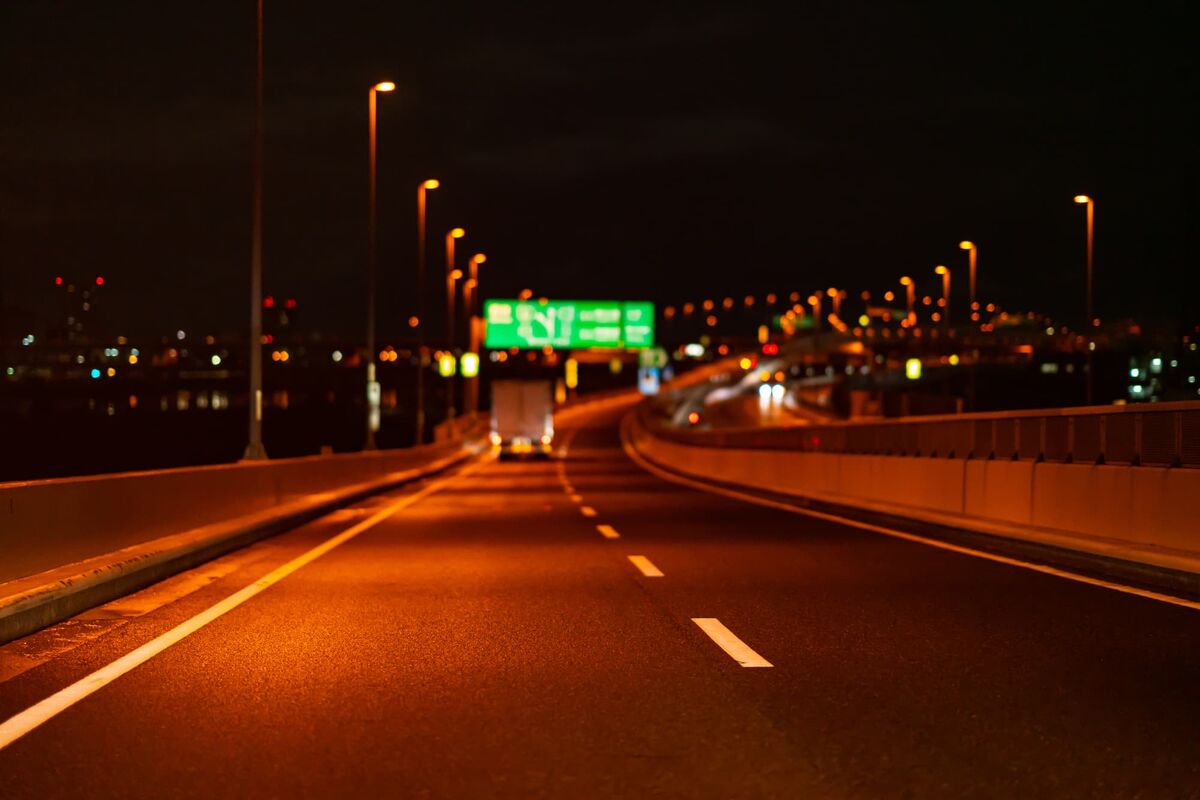 深夜のトラック運転