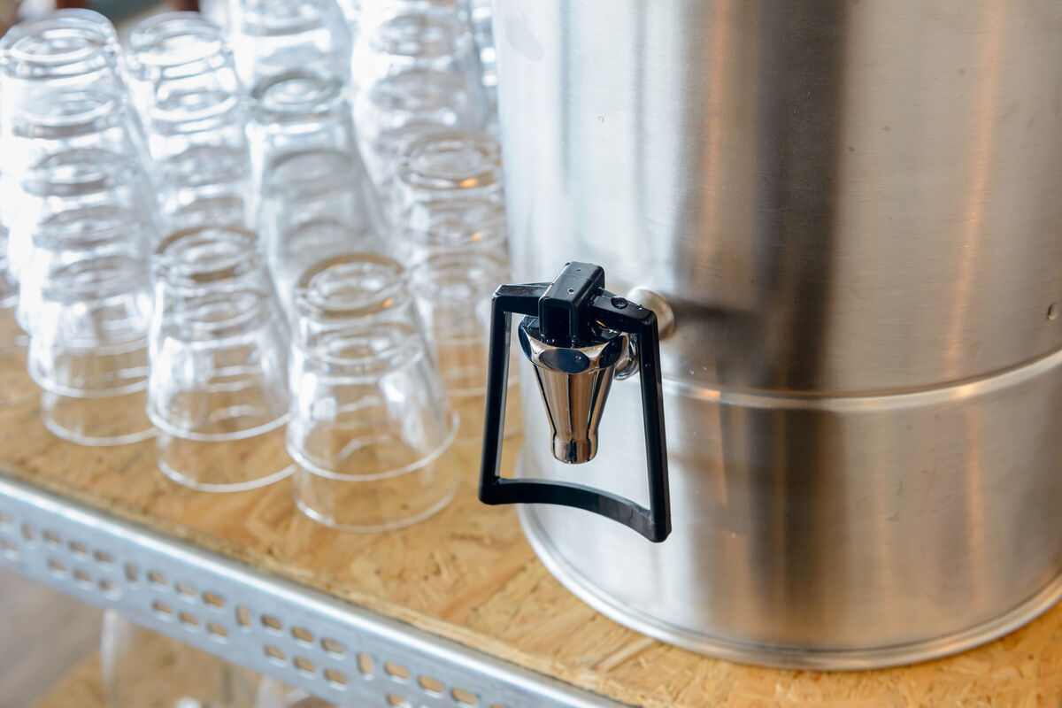 重力で水を出すサーバー