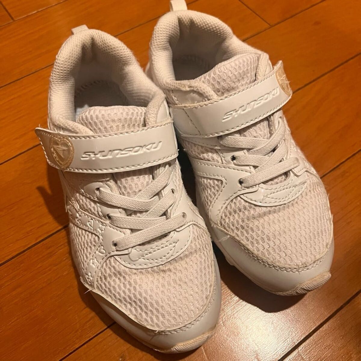 洗濯後の白いスニーカー