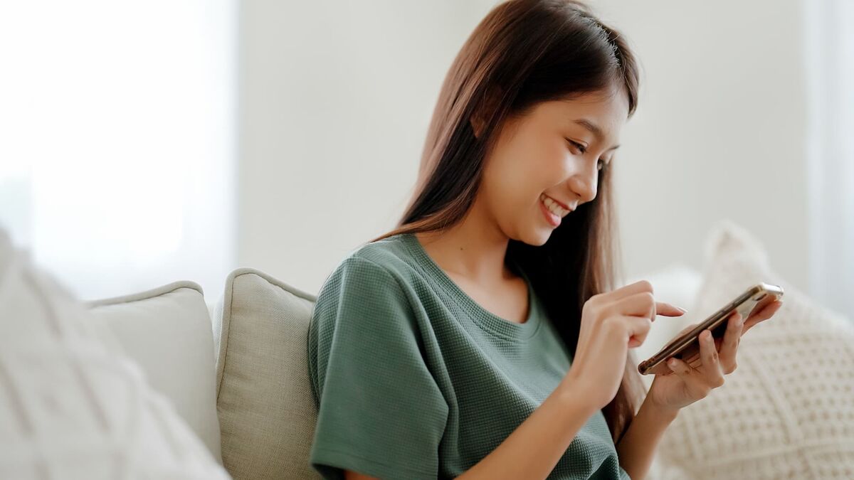 スマホを見る女性