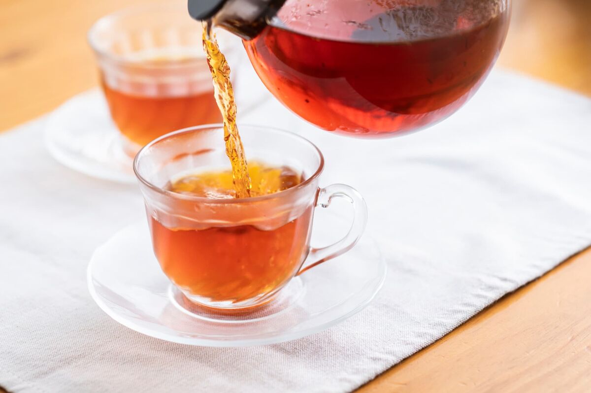 紅茶を注ぐ画像
