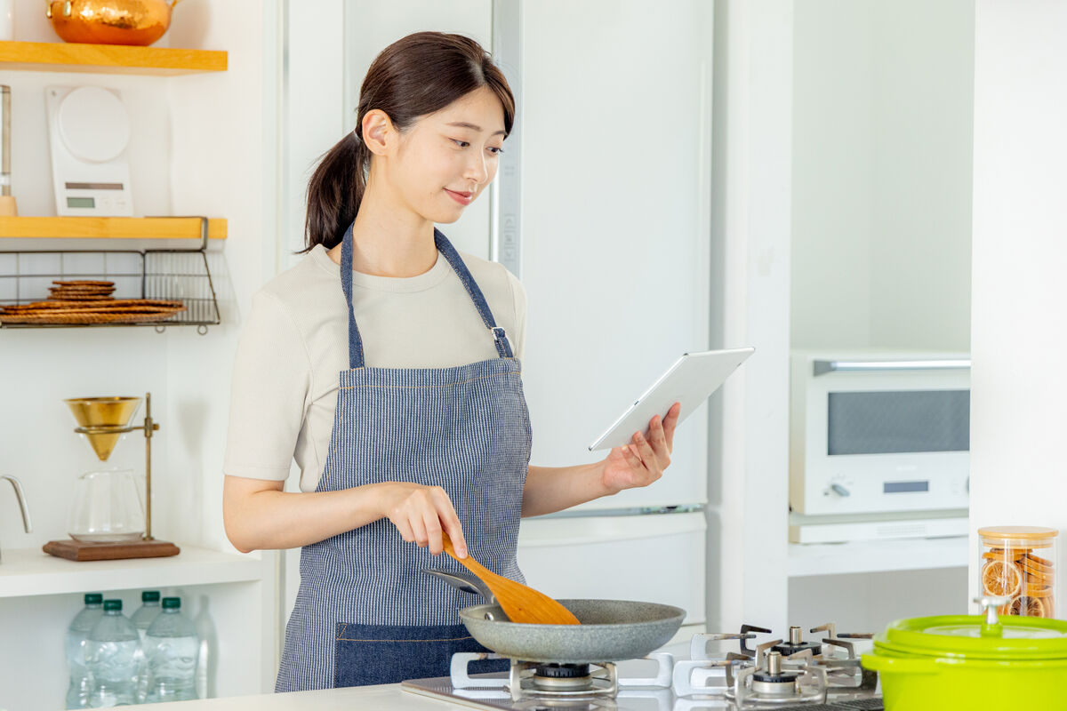 料理をする女性
