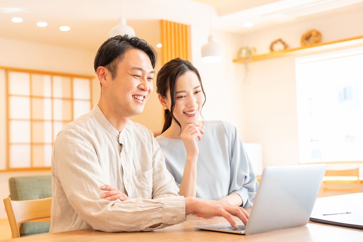 保険を選ぶ夫婦