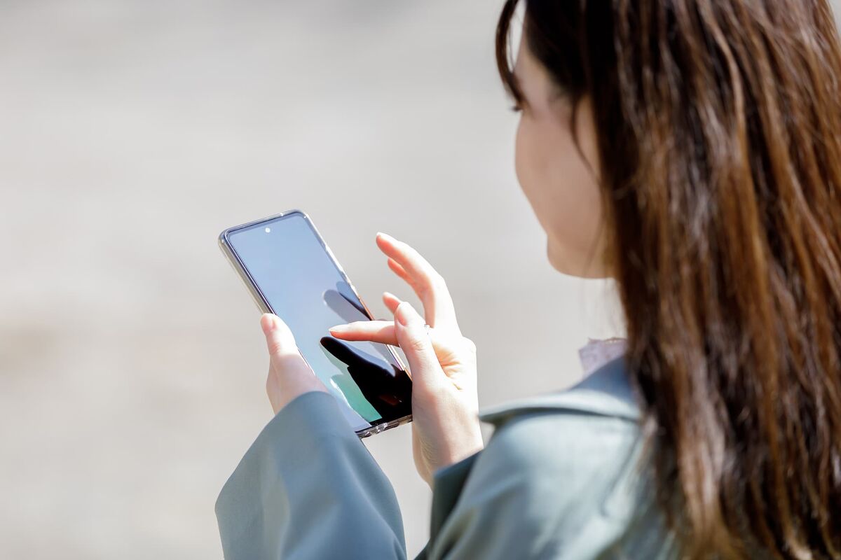 スマホを操作する女性