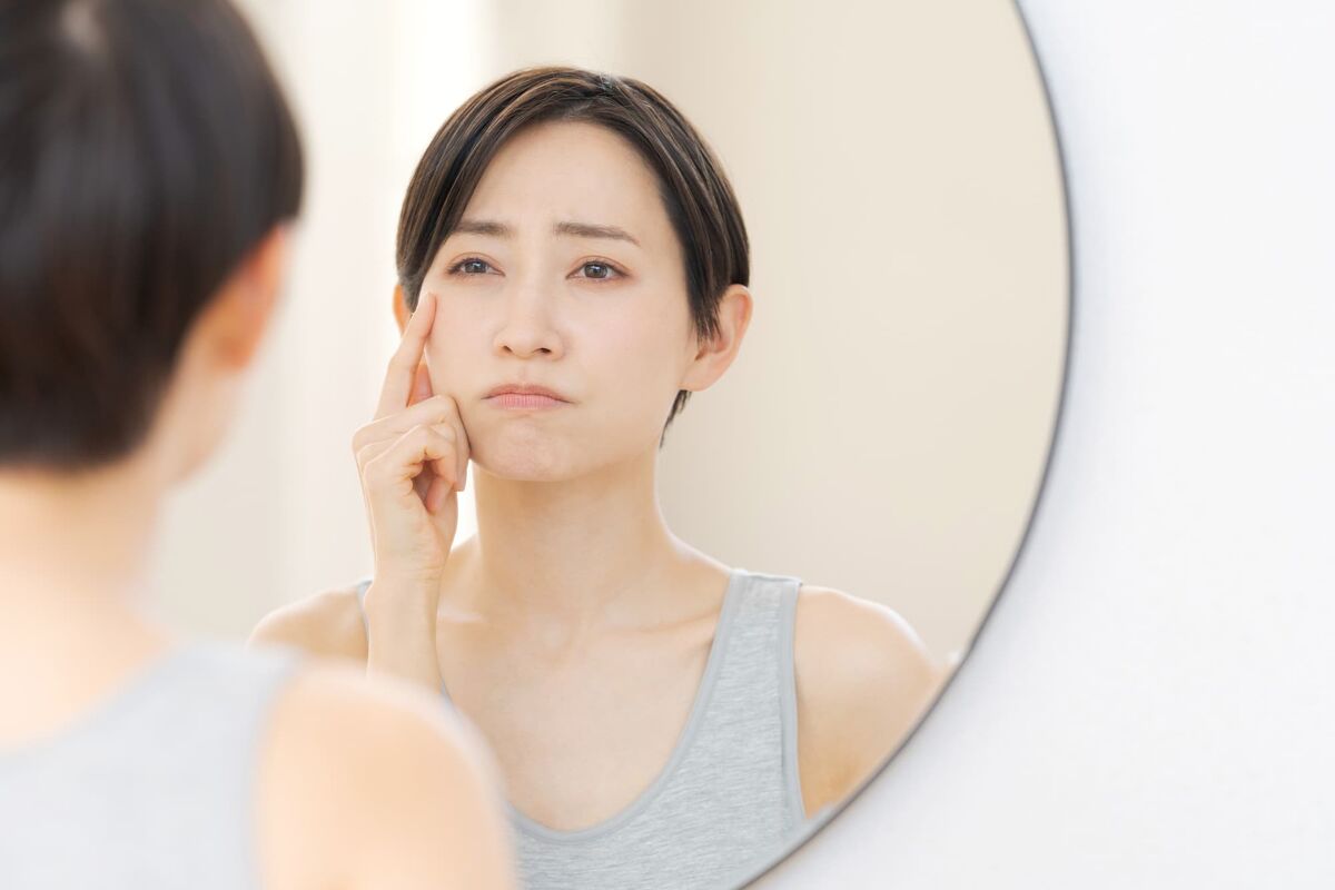 肌荒れを気にする女性
