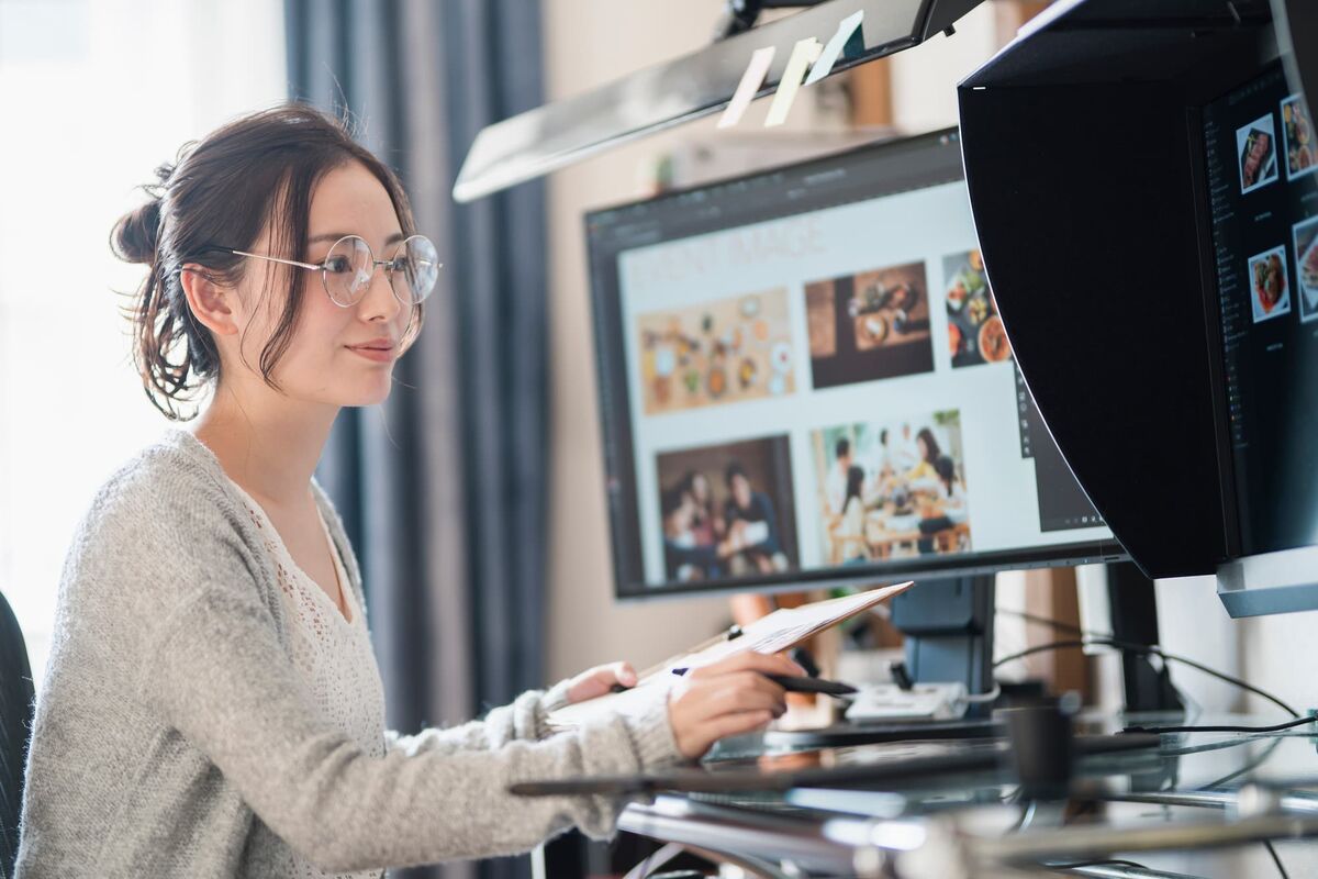 パソコンを使用する女性