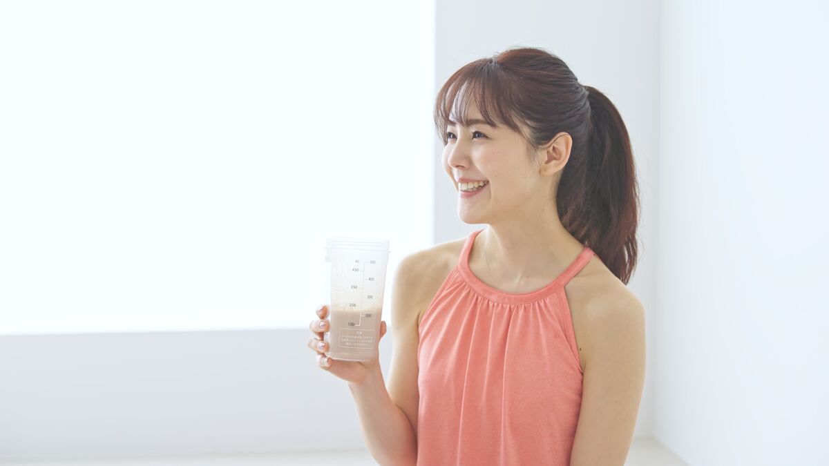 プロテインを飲む女性