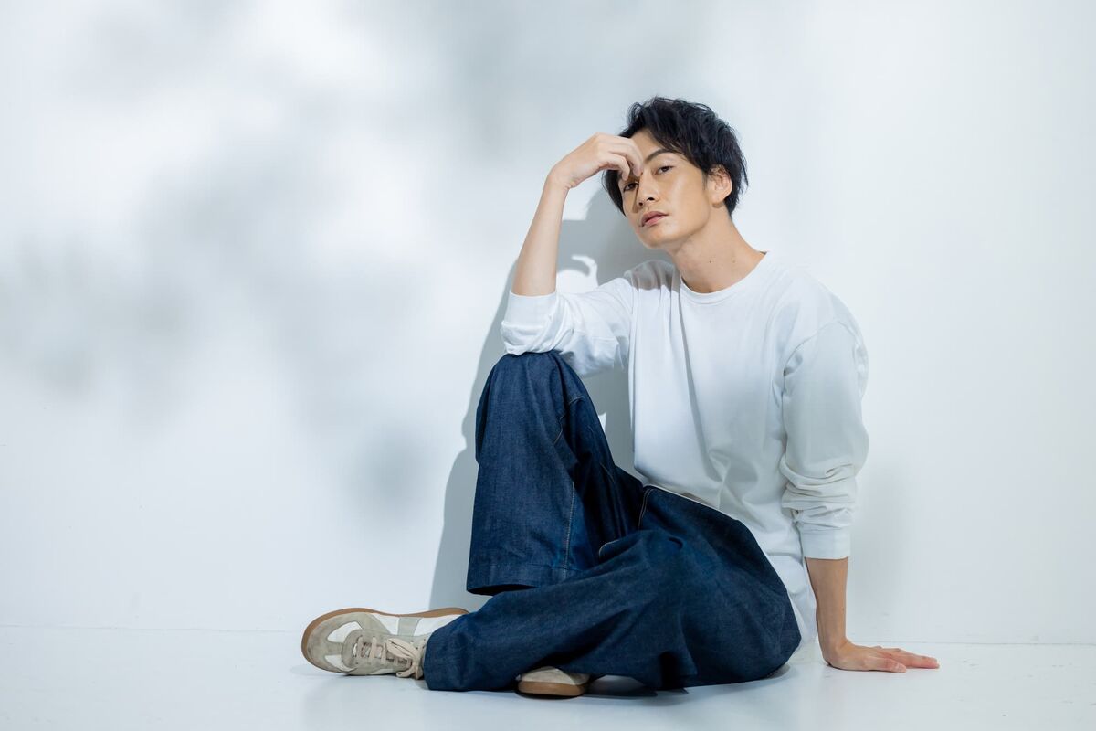 スニーカーを履く男性