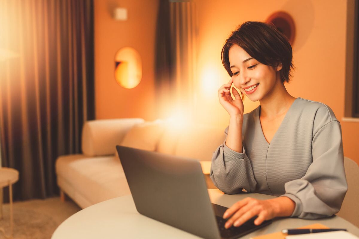 効果を調べる女性