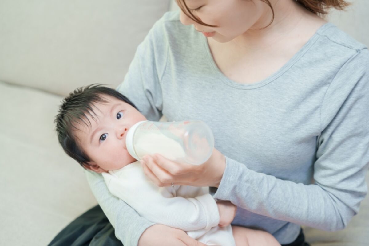 ミルクをあげるママ