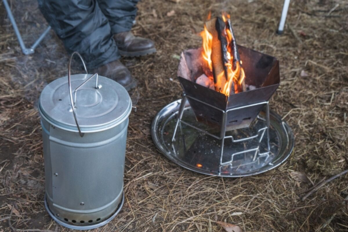 屋外キャンプで燻製器を使用