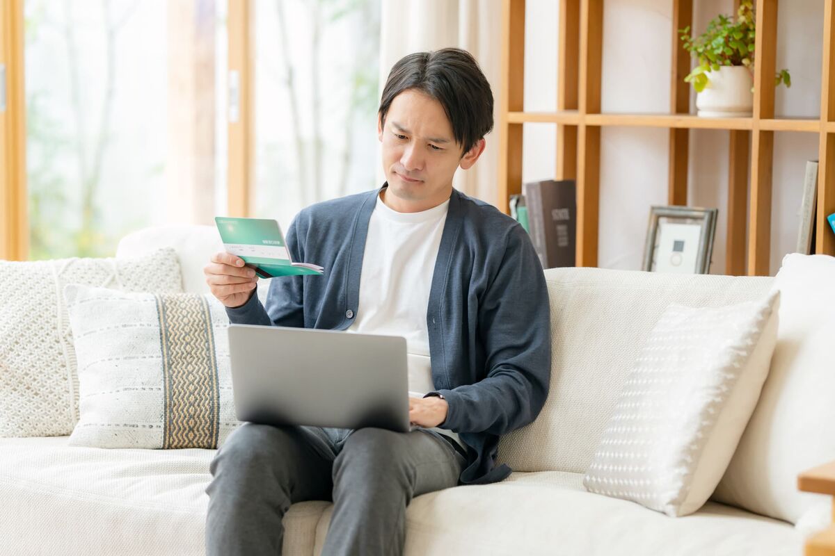 金銭的に悩む男性の画像