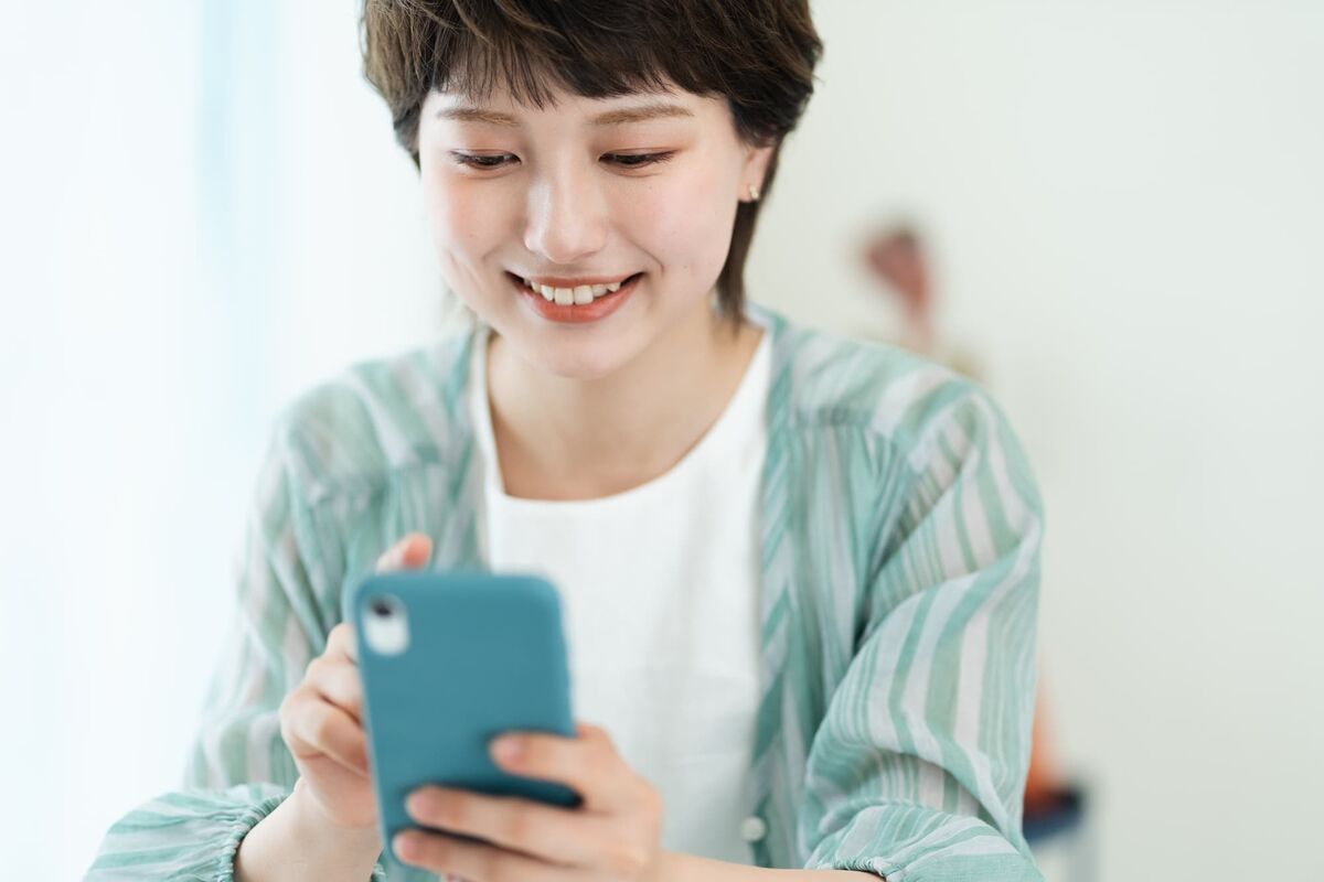 スマホの設定をする女性