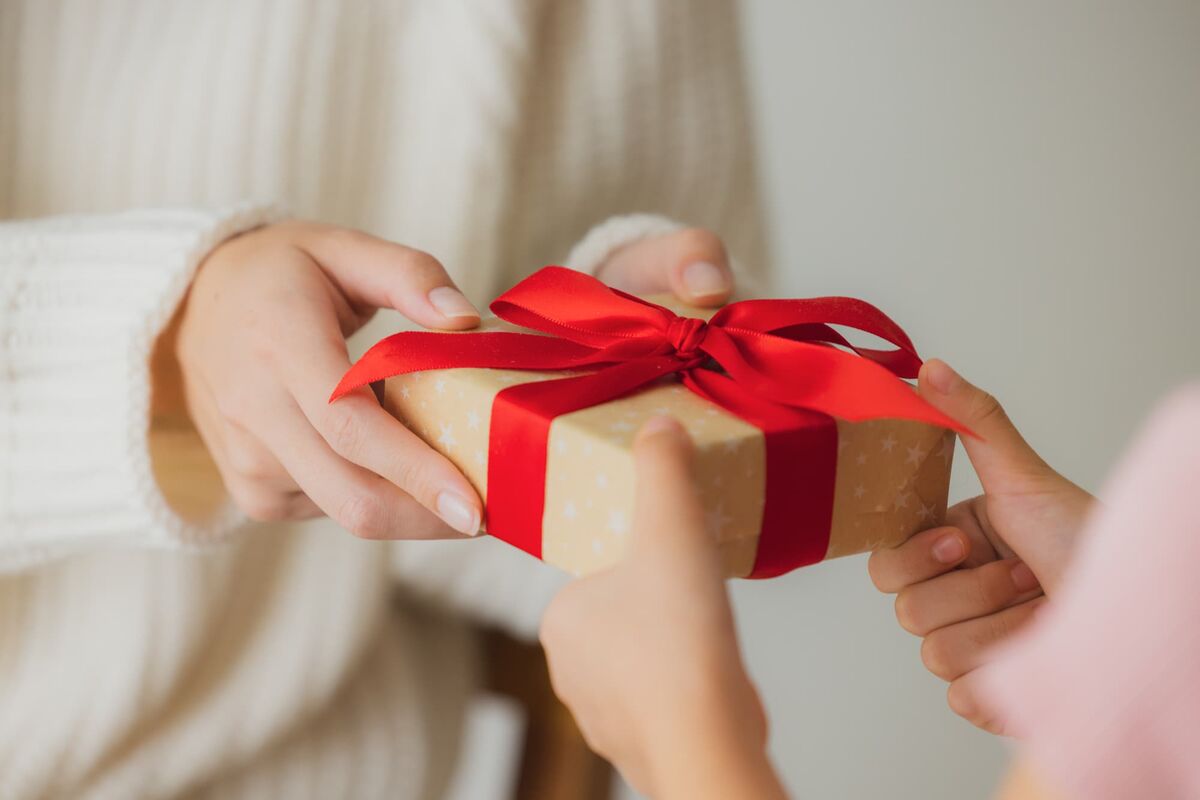 プレゼントを渡している画像