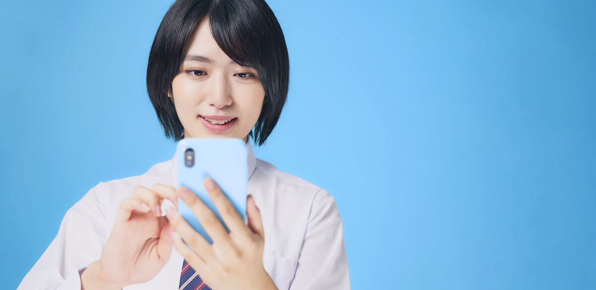セール情報を見る女性