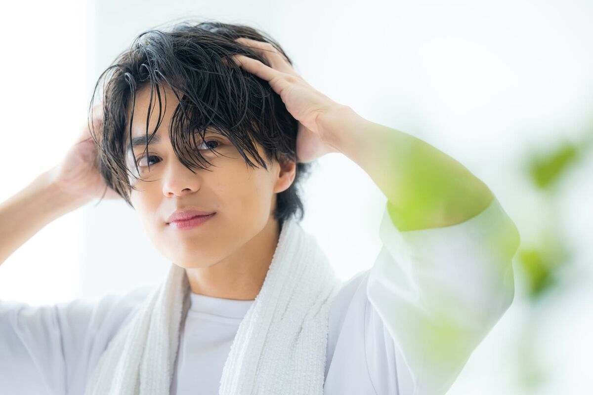 頭皮を触る男性